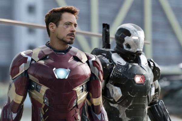 Don Cheadle et Robert Downey Jr. dans Captain America: Civil War (2016)
