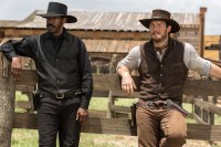 Denzel Washington et Chris Pratt dans Les sept mercenaires (2016)