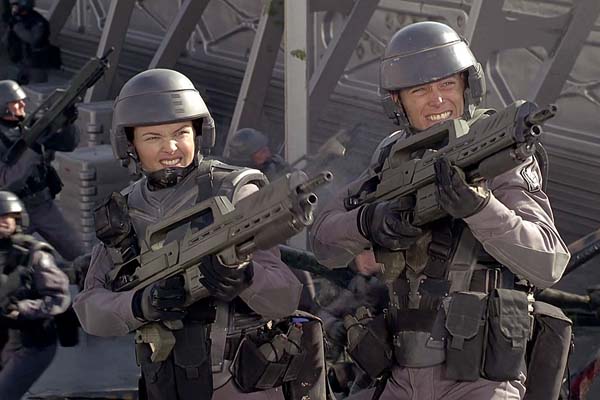 Dina Meyer et Casper Van Dien dans Starship Troopers (1997)