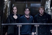 Rupert Grint, Daniel Radcliffe, et Emma Watson dans Harry Potter et les reliques de la mort: 2ème partie (2011)