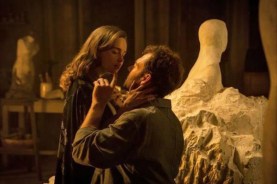 Marton Csokas et Emilia Clarke dans Voice from the Stone (2017)