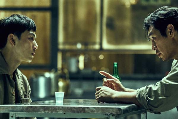 Sol Kyung-gu et Im Si-wan dans The Merciless (2017)
