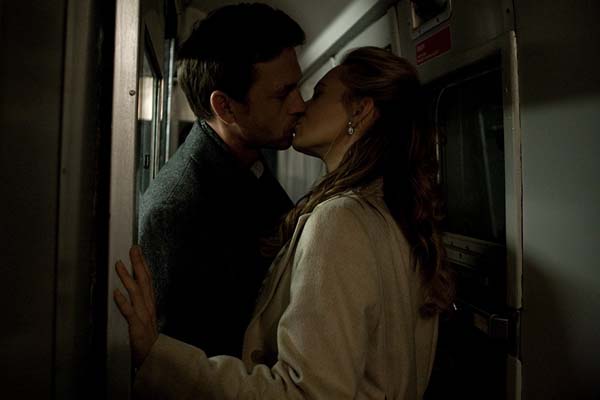 Dougray Scott et Kara Tointon dans Last Passenger (2013)
