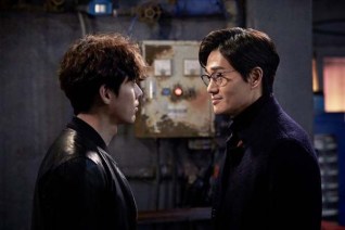 Hyun Bin et Yoo Ji-tae dans The Swindlers (2017)