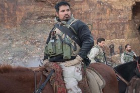 Michael Peña dans Horse Soldiers (2018)