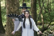 Kim Ji-won et Kim Myung-min dans Detective K: Secret of the Living Dead (2018)