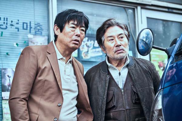 Sung Dong-il et Baek Yoon-sik dans The Chase (2017)