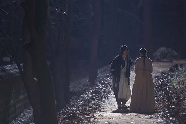 Yoo Seung-ho et Go Ara dans The Joseon Magician (2015)