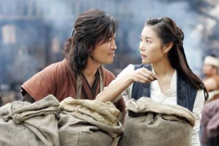 Jung Jae-young et Han Eun-jung dans The Divine Weapon (2008)