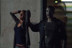 Sophie Skelton et Johnathon dans Schaech dans Day of the Dead: Bloodline (2018)