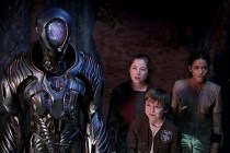 Brian Steele, Maxwell Jenkins, Mina Sundwall, et Taylor Russell dans Lost in Space (2018)